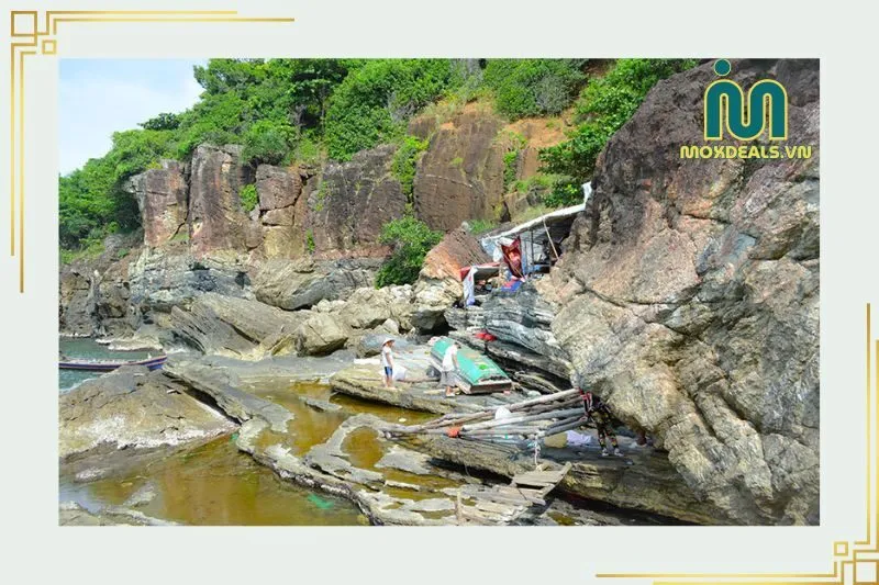 Khám Phá Cảnh Quan và Vẻ Đẹp Hoang Sơ Của Đảo Hòn Chuối